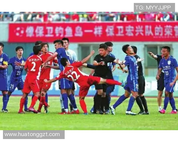 草根足球明星崛起之路：从街头小场到职业赛场的奋斗与梦想